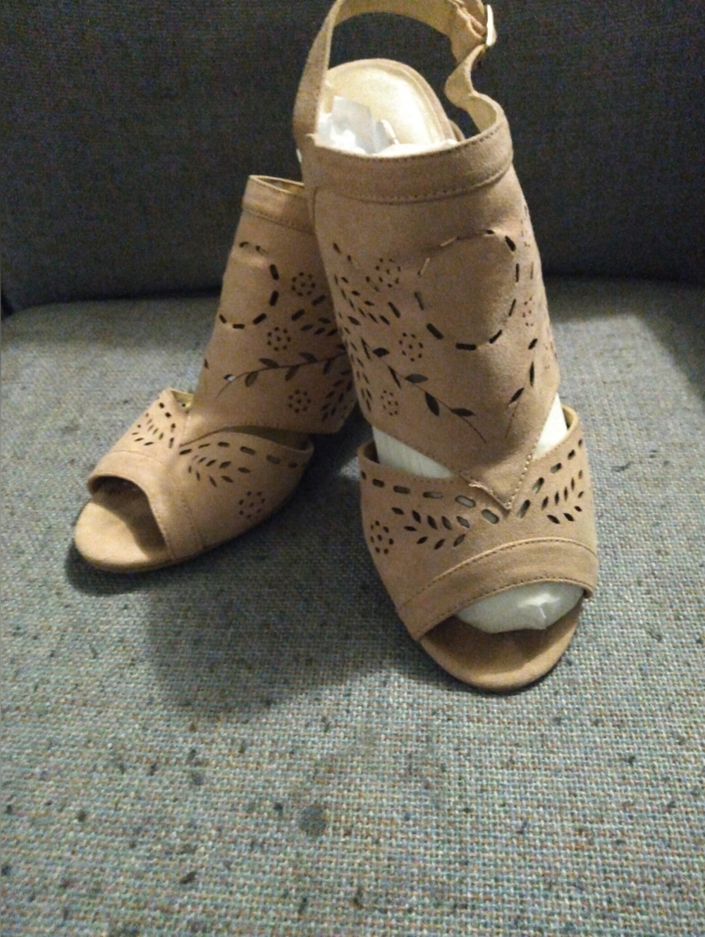 Size 9 Women's Block Heel Sandals with Ankle Strap Euc - Picture 2 of 10